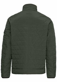 Khaki quiltet jakke med stående krave, der har en glat tekstur og elastiske manchetter. Bagsiden er designet med en logo og diamantformede syninger.