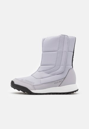 Botte isolée grise avec une tige matelassée, une surface texturée et une semelle en caoutchouc noire. Elle est dotée d'un logo et d'un design montante pour un soutien de la cheville.