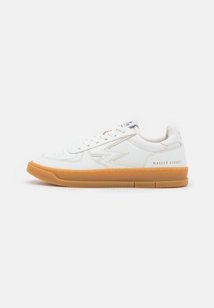 LOVES THE PLANET - Trainers - white