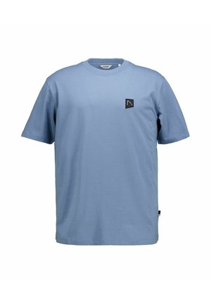 T-shirt azzurro chiaro a maniche corte con scollo a girocollo e piccola toppa nera con logo sul petto sinistro.