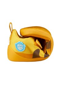 Chaussure d'escalade jaune avec une tige en tissu texturé, semelle en caoutchouc et un accent de logo bleu. Présente une coupe basse et une languette pour un enfilage facile.