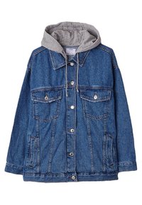 Spijkerjack met een grijze capuchon, voorzien van twee borstzakken, steekzakken en zilverkleurige knoopsluitingen. De kleur is middenblauw met een gestructureerde afwerking.