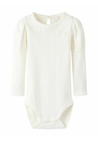 Biały, długi rękaw bodysuit z prążkowanej tkaniny, z falbaniastymi mankietami i małą wstążką jako akcentem. Zapięcie na plecach w formie otworu kluczowego z zatrzaskami na dole.