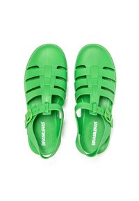 Las sandalias de goma verdes presentan un diseño con tiras y un cierre de hebilla. La superficie es lisa, con una plantilla texturizada para mayor agarre.