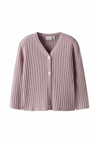 Rosa ribbad kofta med V-ringning, utrustad med fem knappstängningar och ett strukturerat stickat mönster. Mjuk, lättviktig tyg.