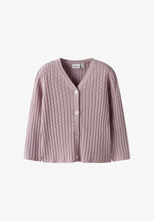 Cardigan rosa a coste con scollo a V, dotato di cinque bottoni e un motivo a maglia a trame. Tessuto morbido e leggero.