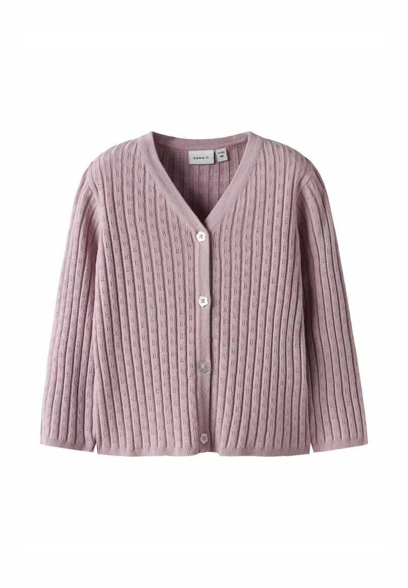 Rosa ribbad kofta med V-ringning, utrustad med fem knappstängningar och ett strukturerat stickat mönster. Mjuk, lättviktig tyg.