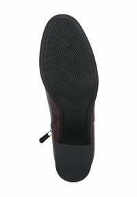 Suela de zapato de cuero marrón con una suela exterior de goma negra texturizada. Presenta un ligero tacón y costuras visibles a lo largo de los bordes. La talla indicada es 37.