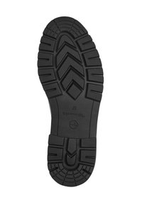 Suela de zapato de goma negra con patrones de huella profundos y angulares para proporcionar tracción. Presenta una textura lisa con un logotipo y una impresión de tamaño.