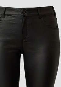 Mustad, kunstnahast kitsad teksad sileda tekstuuriga, nuppude sulgemisega, esikottide ja kõrge vöökohaga disainiga.