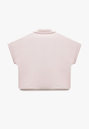 Korte ærmer, kravebluse i blødt pink stof. Boksformet design med en glat tekstur og ren kant, uden synlige lukninger eller mønstre.