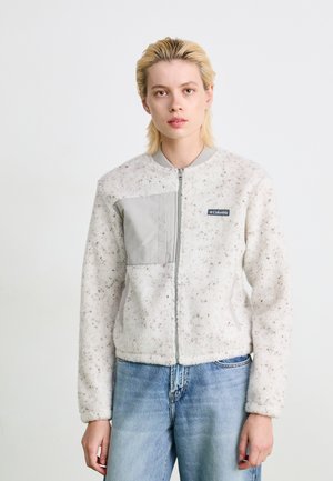 Veste en polaire crème avec une finition texturée, dotée d'une poche en nylon grise et d'une fermeture éclair, le tout avec un col côtelé. Coupe décontractée, à associer avec un jean.