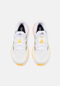 adidas Performance SUPERNOVA RISE - Bėgimo batai plentui - footwear white/iron metallic/spark