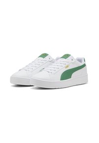 Sneaker bianca con striscia verde a contrasto, tomaia in pelle testurizzata, punta rotonda, suola piatta, chiusura con lacci e dettaglio logo dorato sulla linguetta.