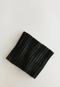 Schwarzer Strickschal mit vertikalem Rippmuster, aus weichem Stoff gefertigt, mit einem durchgehenden Schlaufen-Design und ohne sichtbare Beschläge oder Akzente.
