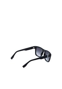 Lunettes de soleil rectangulaires noires avec verres teintés foncés et branches fines texturées, présentées en vue latérale sur fond blanc.