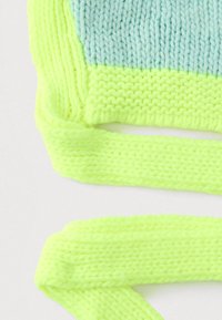 Akcesorium dzianinowe o miękkiej fakturze, łączące jasnoniebieskie i neonowożółte sekcje, z wyraźnymi prążkowaniami i grubym splotem.