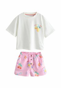 Wit T-shirt met korte mouwen met citroenen en de tekst "SUMMER FUN", gecombineerd met roze korte broek met knopen met prints van kersen, ijslolly's en zonnebrillen.