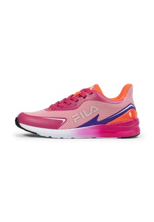 Baskets de sport en maille rose avec des accents orange, présentant un élément de design violet et une semelle blanche. Comprend le logo Fila bien en vue sur le côté.