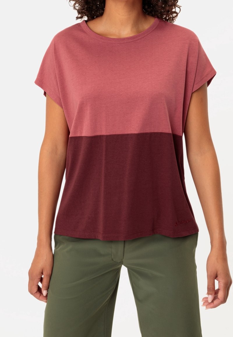 Camisa de manga corta en algodón color bloque en rosa claro y burdeos, con un corte holgado y un sutil logo de la marca en el dobladillo.