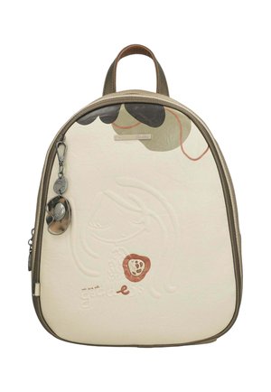 Sac à dos en cuir beige avec un design de visage abstrait, des formes vertes et marron, un porte-clés en métal et un détail de texte "nous sommes tous".