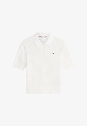 Polo a maniche corte in maglia bianca con motivo testurizzato, patta con bottoni e piccolo logo Tommy Hilfiger sul petto a sinistra.