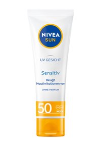 Weißer Tubus mit der Aufschrift "NIVEA SUN" in Blau- und Gelbtönen. Enthält "UV GESICHT," "Sensitiv," und "50" Schutzstufe. Glatte Textur.