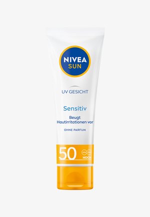 Weißer Tubus mit der Aufschrift "NIVEA SUN" in Blau- und Gelbtönen. Enthält "UV GESICHT," "Sensitiv," und "50" Schutzstufe. Glatte Textur.