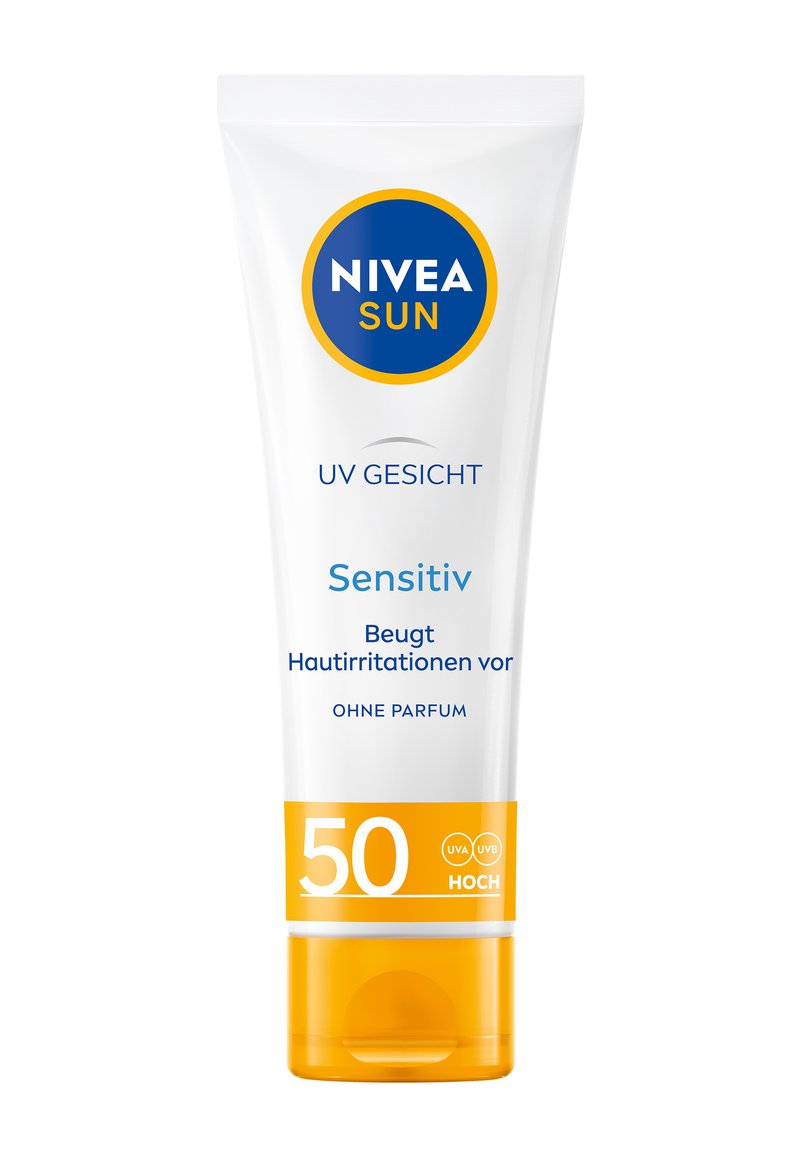 Weißer Tubus mit der Aufschrift "NIVEA SUN" in Blau- und Gelbtönen. Enthält "UV GESICHT," "Sensitiv," und "50" Schutzstufe. Glatte Textur.