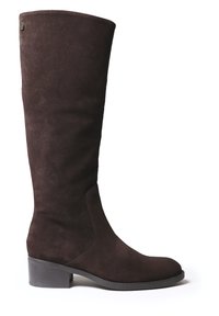 Bottes marron en suède montantes jusqu'au genou avec un talon épais, une texture lisse, une silhouette épurée et un petit bouton décoratif près du haut.