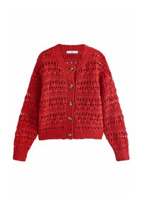 Cardigan en tricot rouge avec une texture en crochet, présentant un col rond, sept boutons et des détails ajourés le long du corps et des manches.