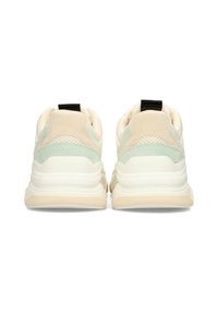 Scarpe da ginnastica beige e verde menta con texture in camoscio e rete, suole a strati e linguette nere sul tallone, viste da dietro.