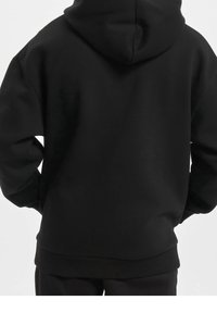 Felpa nera con cappuccio e vestibilità comoda, realizzata in tessuto morbido. Presenta una tasca a marsupio e polsini e orlo a costine.