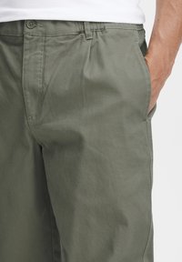 Solid SDGIOELE DAD FIT - Tygbyxor - dusty olive