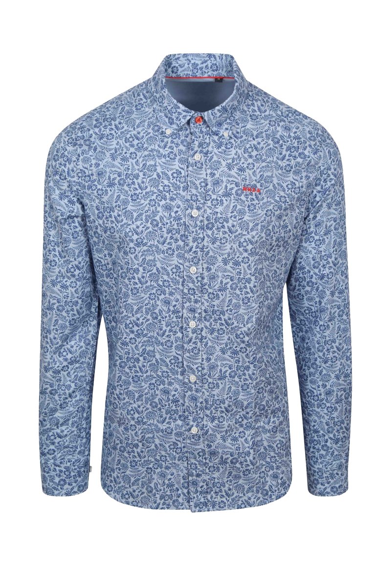 Langschedige blouse van lichtblauwe stof met intrikate bloemmotieven. Heeft een button-down kraag en een rood logo op de borst.