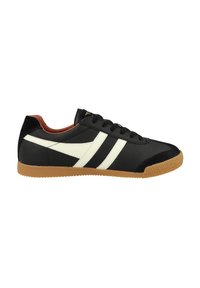 Sneaker in pelle nera con strisce diagonali bianche, suola in gomma naturale e interno imbottito marrone. Caratterizzato da una punta rotonda e chiusura con lacci classica.