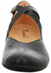 Schwarzer Lederschuh mit Kreuzschnallen-Design, runder Spitze und glatter Textur. Das Innenfutter zeigt den Markennamen in braun eingeprägt.