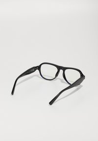 Ochelari negri cu ramă rectangulară, lentile clare și brațe din plastic neted. Notabili pentru designul lor elegant și construcția robustă.