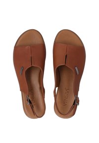 Bruine leren sandaal met een open teen, uitsnijdingen en een verstelbare gesp. Gladde textuur met een subtiele metallic accenten aan de zijkant.