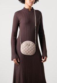 Guess GULLY CIRCLE BAG - Umhängetasche - light beige