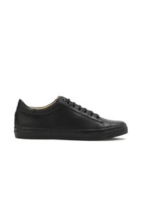 Sneaker in pelle nera con punta arrotondata, suola piatta in gomma, sei occhielli e superficie testurizzata. Design minimalista senza loghi visibili.