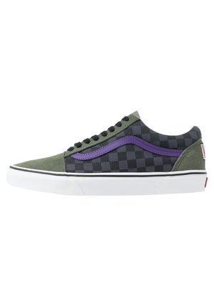 Low-top sneaker med grøn ruskind tå og hæl, sort og gråt ternet stof, lilla sidestribe, sorte snørebånd og hvid sål.