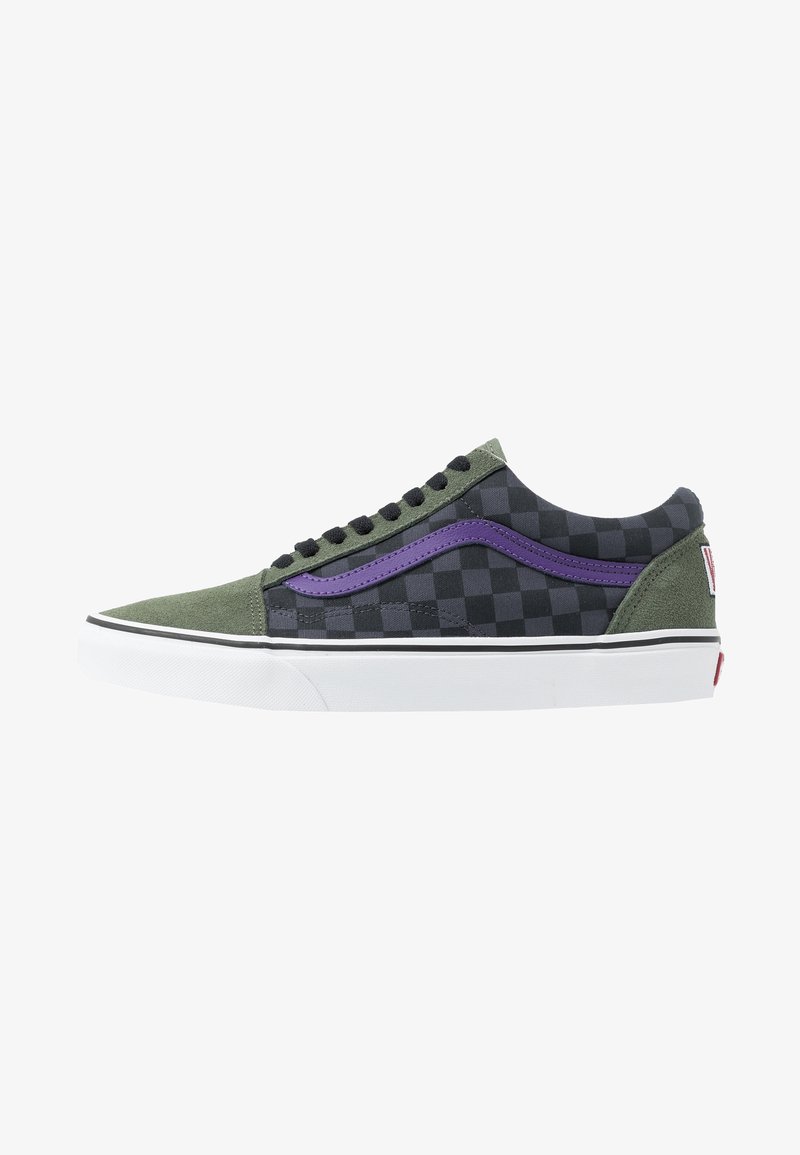 Baskets basses avec bout et talon en daim vert, tissu à carreaux noir et gris, bande latérale violette, lacets noirs et semelle blanche.
