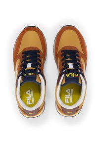 Brune og orange sneakers med en overdel af ruskind og tekstil, marineblå snørebånd, gul indersål og hvide detaljer. Har en struktureret ydersål.