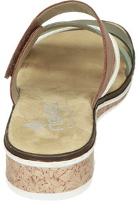 Bruine sandaal met twee gebogen banden, kurkplatformzool en een zachte beige voetbed. Subtiel Rieker-logo in het voetbed gedrukt.