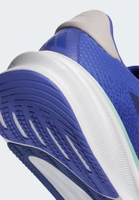 adidas Performance SUPERNOVA STRIDE - Laufschuh Straße - blue metalic/flash aqua