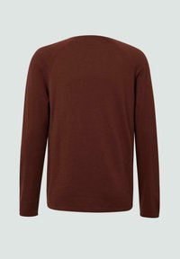 Sweter z długim rękawem i okrągłym dekoltem w jednolitym ciemnym brązie, przedstawiony z tyłu na gładkim jasnoszarym tle.