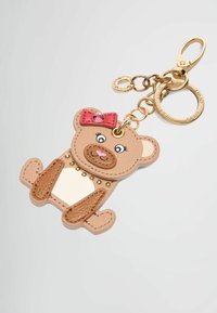 Portachiavi a forma di orso bruno realizzato in finta pelle testurizzata, con un fiocco rosa, occhi rotondi e accenti in hardware dorato.