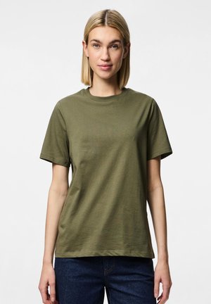 Olivgrünes T-Shirt mit kurzen Ärmeln aus weicher Baumwolle und rundem Ausschnitt, kombiniert mit dunkelblauen Jeans. Schlichtes und unaufdringliches Design.