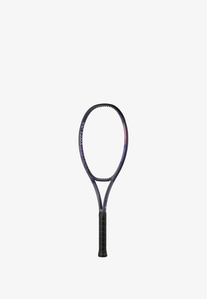 Raquette de tennis avec un cadre noir et violet, une tête ovale, une poignée texturée noire, et un design fin et léger.